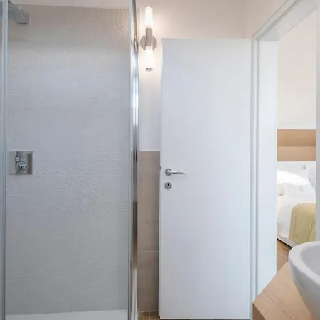 Sleeps 8 With Pool Air Con And Wifi