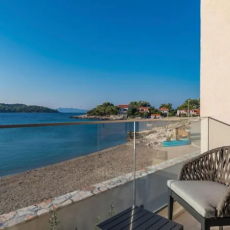 Sleeps 8 With Pool Air Con And Wifi
