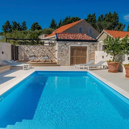 Villa Sleeps 8 With Pool Air Con And Wifi *
