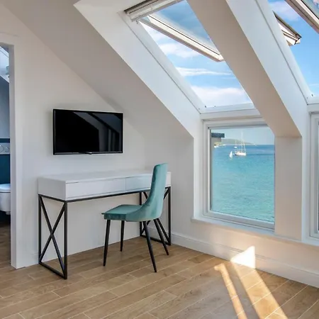 Sleeps 8 With Pool Air Con And Wifi *
