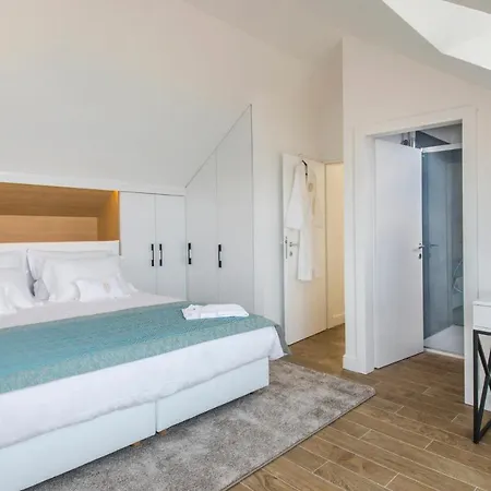 Sleeps 8 With Pool Air Con And Wifi 别墅
