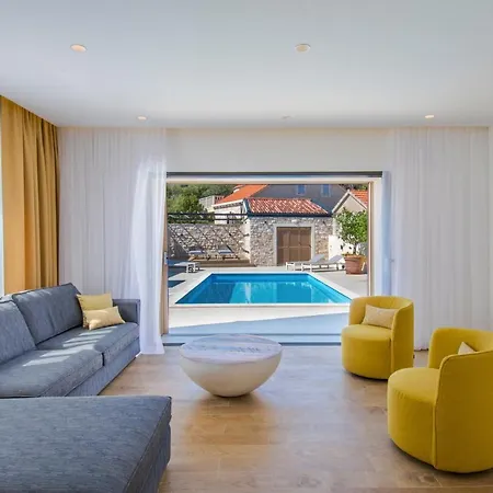 Sleeps 8 With Pool Air Con And Wifi