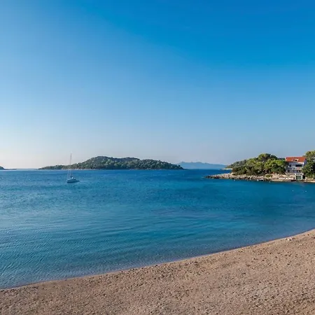 Sleeps 8 With Pool Air Con And Wifi *