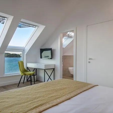 别墅 Sleeps 8 With Pool Air Con And Wifi
