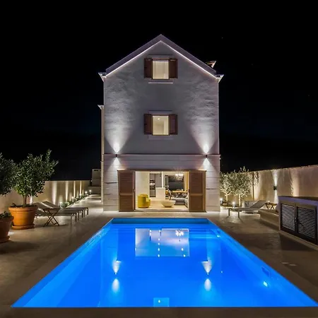 Sleeps 8 With Pool Air Con And Wifi 别墅 普瑞兹巴
