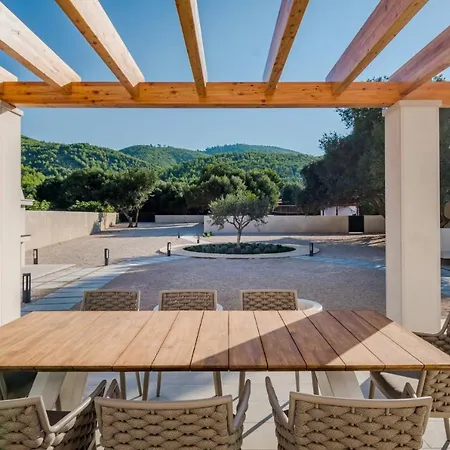 Sleeps 8 With Pool Air Con And Wifi