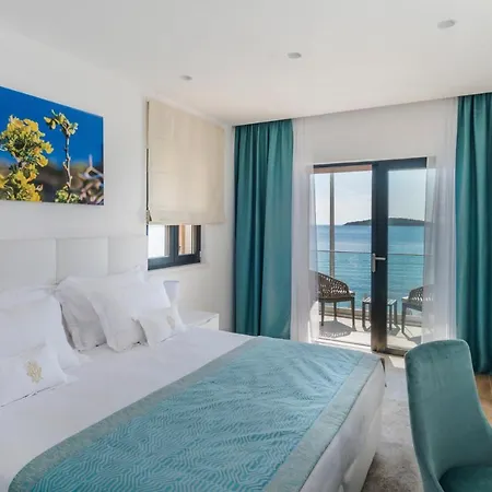Sleeps 8 With Pool Air Con And Wifi