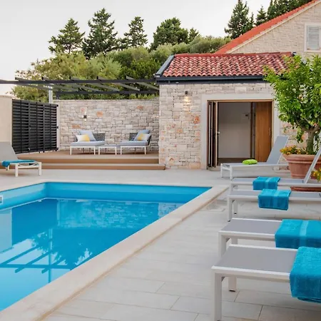 Sleeps 8 With Pool Air Con And Wifi