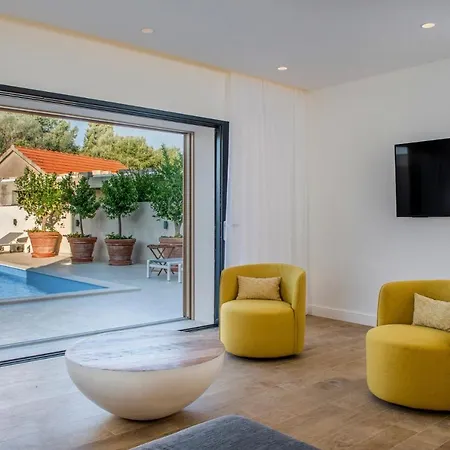 别墅 Sleeps 8 With Pool Air Con And Wifi